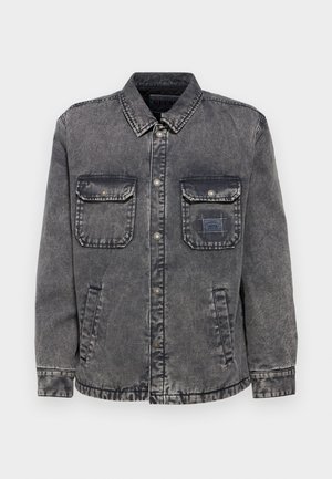 Denim jacket in vervaagd grijs met een knoopsluiting aan de voorkant, twee borstzakken en zijzakken. Bevat een contrasterend label op de linkerkant.