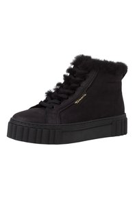Bottines noires en daim avec garniture en fausse fourrure et semelle plate-forme épaisse et striée noire. Dotées de lacets noirs et d'un discret accent en or.