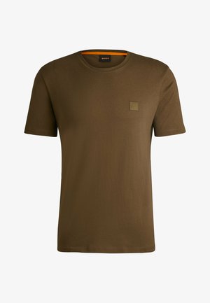 oliwkowa krótko-sleeve t-shirt wykonany z miękkiej bawełny. Posiada kwadratową łatkę logo na klatce piersiowej oraz pomarańczowe wykończenie dekoltu.