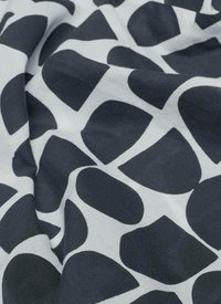 Baumwollstoff mit einem weißen Hintergrund und kräftigen, unregelmäßigen navyblauen Formen. Die Textur ist glatt, mit einem Muster aus abgerundeten Formen.