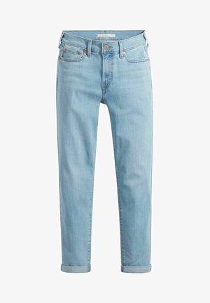 Pantalones vaqueros de denim azul claro con corte recto, puños enrollados, diseño de cinco bolsillos y detalles de costura en contraste. Textura suave.