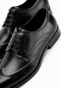 WITTCHEN Veterschoenen - black