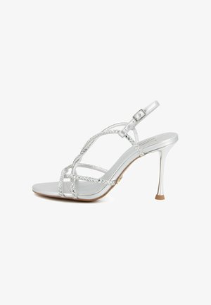 Sandalo argento con tacco alto, sottili cinturini intrecciati, punta aperta, cinturino regolabile alla caviglia con fibbia e tacco a spillo sottile.