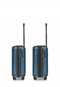 Due valigie rigide blu con manici estensibili e quattro ruote, mostrate affiancate, una chiusa con la zip e l'altra parzialmente aperta.