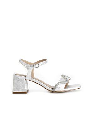 Sandal con tacco in argento con finitura testurizzata, punta aperta, cinturino alla caviglia regolabile e tacco a blocco. Presenta una fascia decorativa sulla punta.