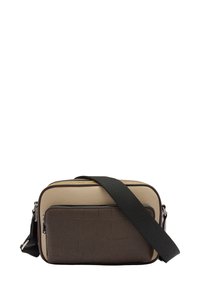 Brązowa i beżowa torba na ramię, z teksturowanym wykończeniem, przednią kieszenią na zamek i czarnym regulowanym paskiem. Prostokątny kształt.