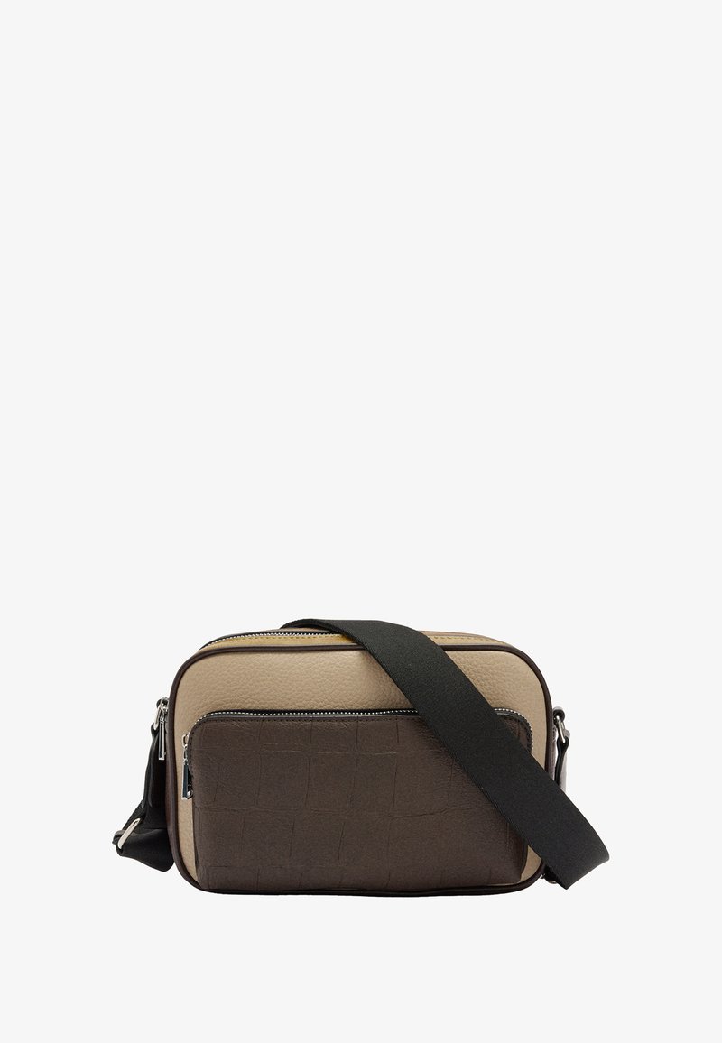 Brązowa i beżowa torba na ramię, z teksturowanym wykończeniem, przednią kieszenią na zamek i czarnym regulowanym paskiem. Prostokątny kształt.
