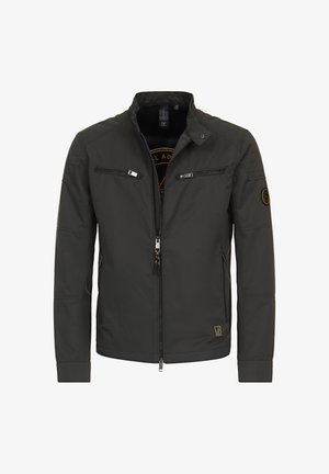 Mørk, letvægtsjakke med lynlås foran, to brystlommer og et logo-patch. Har quiltede skulderaccenter og en ståkrave.