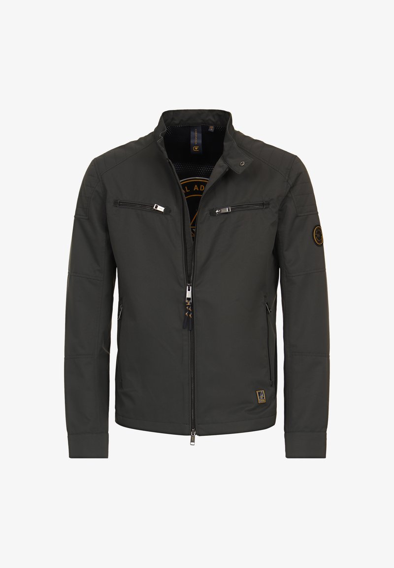 Temno sidro in lahko jakno z zadrgo spredaj, dvema žepoma na prsih in oznako logotipa. Ima prešite ramenske detajle in stoječ ovratnik.