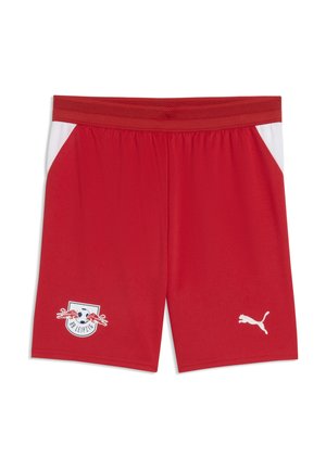 Rote Sportshorts mit weißen Seitenpaneelen, RB Leipzig Fußballvereinslogo am linken Bein und weißem Puma-Logo am rechten Bein. Elastischer Bund.