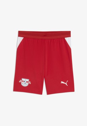Rote Sportshorts mit weißen Seitenpaneelen, RB Leipzig Fußballvereinslogo am linken Bein und weißem Puma-Logo am rechten Bein. Elastischer Bund.