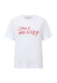Witte katoenen T-shirt met korte mouwen, met daarop in rode letters de tekst "SMILE AND ENJOY" in een casual, handgeschreven stijl.