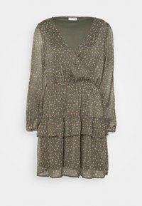 Robe portefeuille fleurie en vert olive, avec manches longues, col en V, ourlet à volants à étages et petits motifs floraux roses et jaunes.