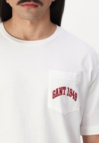 GANT 75TH ANNIVERSARY CAPSULE - POCKET GRAPHIC TSHIRT - Camiseta básica - eggshell