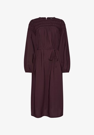 Bordeaux langærmet kjole med smocket halsudskæring, elastiske manchetter og taljebånd. Glat materiale med en afslappet silhuet og knælængde.