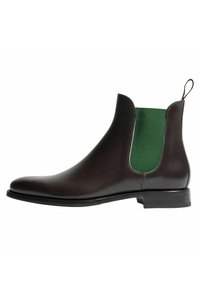 Botín Chelsea de cuero marrón con panel lateral elástico verde, punta redondeada, tirador y suela negra. Diseño elegante y textura suave.