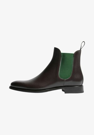 Brauner Leder Chelsea-Stiefel mit grünem elastischem Seitenpanel, runder Zehenpartie, Zugschlaufe und schwarzer Sohle. Elegantes Design und glatte Textur.