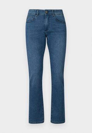 Jean en denim bleu avec une coupe droite, un style cinq poches et une fermeture classique à bouton et fermeture éclair. Texture lisse, lavage moyen.