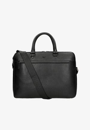 Czarna skórzana torba na laptopa z teksturą, z podwójnymi uchwytami, regulowanym paskiem oraz przednią kieszenią na zamek. Posiada wytłoczone logo marki oraz elegancki design.