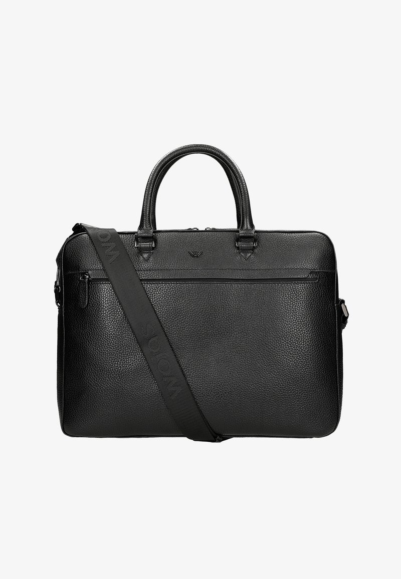 Czarna skórzana torba na laptopa z teksturą, z podwójnymi uchwytami, regulowanym paskiem oraz przednią kieszenią na zamek. Posiada wytłoczone logo marki oraz elegancki design.