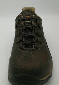 Scarpa da trekking in pelle marrone con superficie texturizzata, pannelli in rete e lacci neri. Presenta cuciture rinforzate e una suola in gomma resistente.