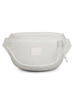 Sac banane en tissu blanc avec deux compartiments zippés et une sangle réglable, avec une petite étiquette de marque à l'avant.