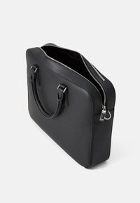 Malette en cuir noir avec un fond texturé, une surface supérieure lisse, des poignées doubles et une fermeture éclair en métal argenté sur le dessus.