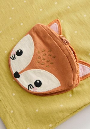Weicher gelber Stoff mit weißen Punkten, der eine fuchsähnliche Tasche in Orange und Weiß zeigt, mit gestickten Augen und einem Reißverschluss.