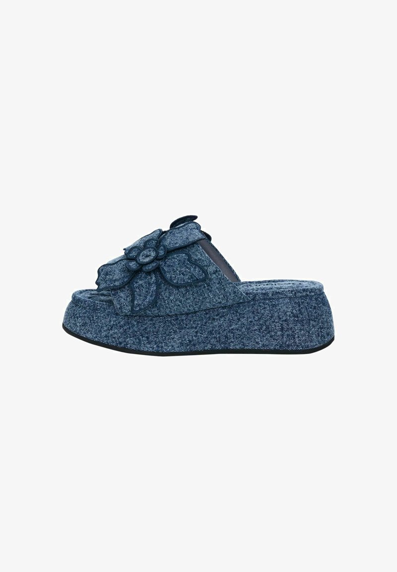 Sandale à plateforme en denim bleu avec semelle surélevée et grande fleur en tissu en guise d'ornement sur le dessus.