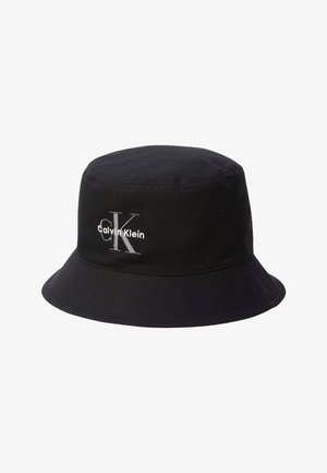 Sombrero tipo bucket negro con el logo bordado en blanco "Calvin Klein" y las grandes letras "CK" en la parte frontal.
