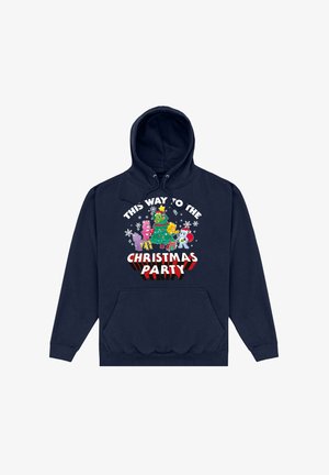 Námořnická modrá mikina s kapucí a přední kapsou, na které je barevná grafika vánočního stromu, sněhových vloček a postaviček, s textem "TUDY NA VÁNOČNÍ PÁRTY."