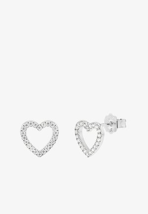Orecchini a perno a forma di cuore in argento contornati da piccoli gioielli trasparenti, viste frontali e laterali su sfondo bianco.