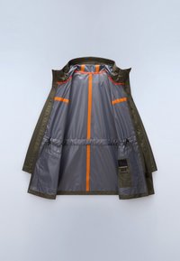 Olivegrüne wasserdichte Jacke mit grauem Futter, orangen Akzenten, Kordelzug in der Taille und mehreren Innentaschen. Sie hat einen hohen Kragen.