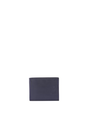 Zwarte leren bifold portemonnee met een geperst logo aan de voorkant, gesloten weergegeven tegen een witte achtergrond.