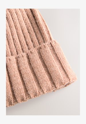 Beež värvi soonikuga kootud müts vertikaalsete mustritega, pehme tekstuuriga ja allosas kokkupandud sälguga. Kangas tundub soe ja mõnus.