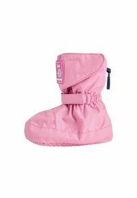 Bota impermeable rosa con un upper suave y flexible, caña fruncida, correa de gancho y bucle, y suela texturizada para agarre. Presenta un parche con el logotipo en el lateral.
