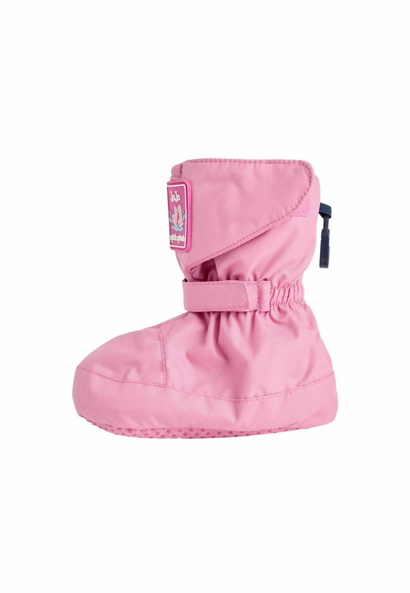Bota impermeable rosa con un upper suave y flexible, caña fruncida, correa de gancho y bucle, y suela texturizada para agarre. Presenta un parche con el logotipo en el lateral.