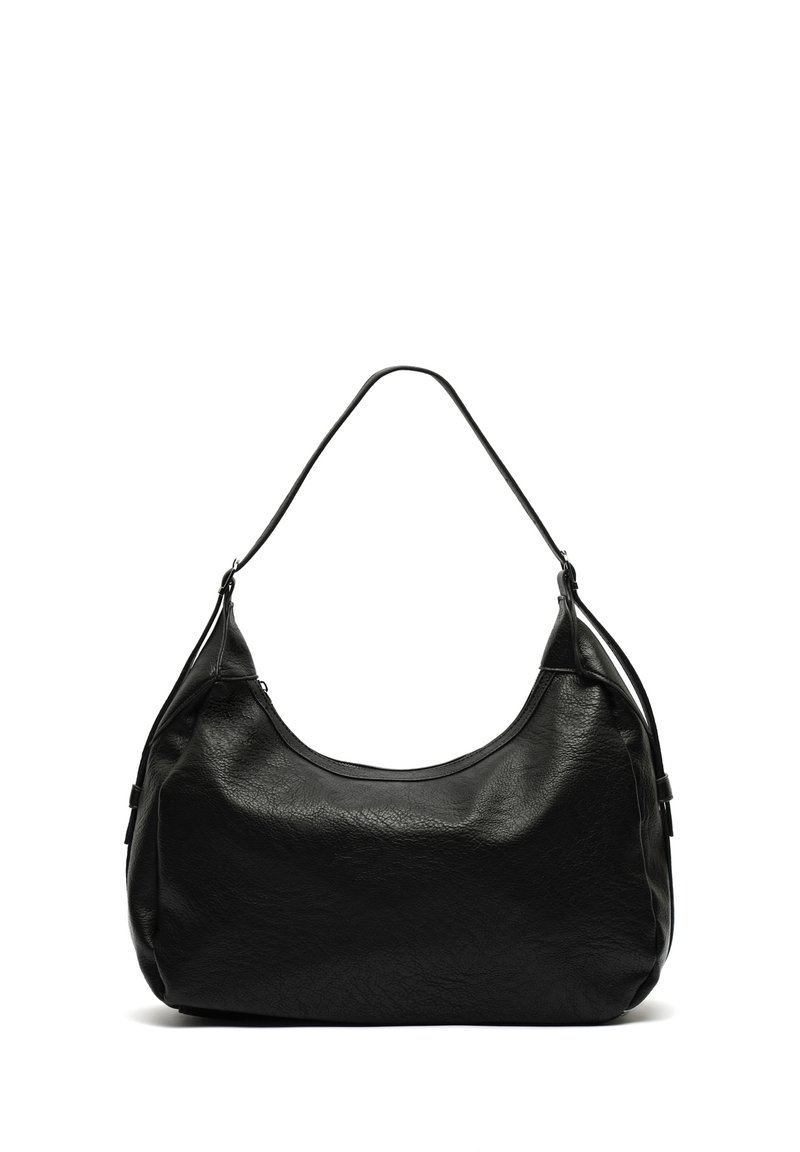 Svart läderaxelväska med en mjuk, strukturerad yta. Har en rundad form och en enkel, justerbar rem för enkelt bärande.