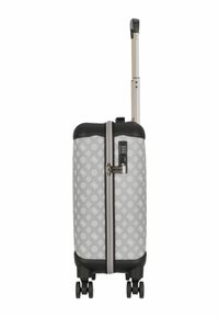 Maleta rígida gris con superficie estampada, asa retráctil, cerradura de combinación y cuatro ruedas giratorias para una movilidad sencilla.