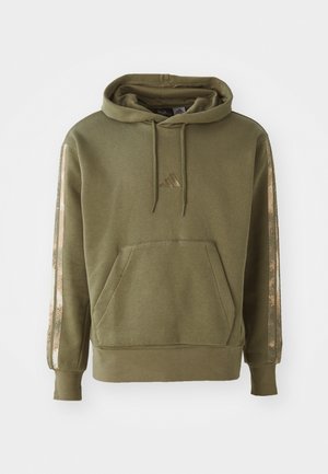 Olivovozelená mikina s kapucňou a predným vreckom, stiahnuteľná kapucňa, s metalickými ružovými akcentmi na rukávoch. Obsahuje malé logo na hrudi.