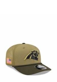 Olivengrüner Hut mit strukturierter Gestaltung, versehen mit einem schwarzen Panther-Logo, Netzpaneelen und einem Akzent der amerikanischen Flagge. Flacher Schirm mit verstellbarem Verschluss.