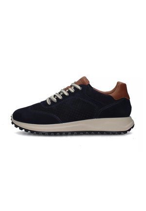 Sneaker in suede blu navy con texture perforata, dettagli in pelle marrone a contrasto, suola beige e lacci di colore chiaro. Design low-top.