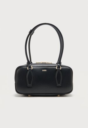 Mustast nahast ristkülikukujuline käekott topeltkäepidemete, kuldsete detailide ja esiküljel keskel paikneva "BOSS" logoga.