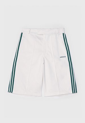 Pantaloncini bianchi con dettagli verdi a tre strisce, caratterizzati da un davanti plissettato e chiusura con bottoni. Il materiale appare liscio con una vestibilità strutturata.