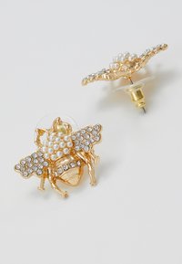 Orecchini a forma di ape in oro con accenti di perle e strass, dotati di un design dettagliato, superfici lisce e una classica chiusura a perno.