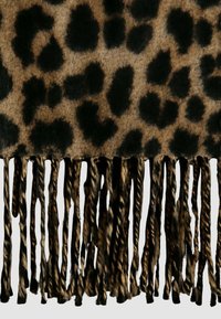 Sciarpa con stampa leopardata in tonalità di marrone e nero, con una texture morbida e dettagli a frange attorcigliate lungo il bordo inferiore.
