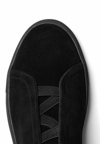 Schwarze Wildledersneaker mit elastischen Schnürsenkeln, runder Zehenpartie und Gummisohle. Das Design zeichnet sich durch eine weiche Textur und nahtlose Seitenpaneele aus.