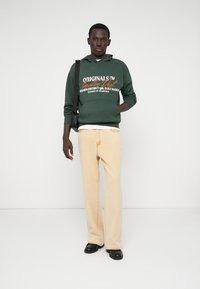 Jack & Jones JORBEDFORD TYPO HOOD - Φούτερ - sycamore