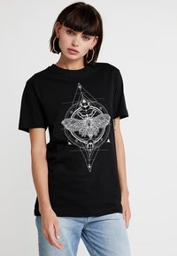 Sort bomulds T-shirt med et hvidt grafisk design af en måne og geometriske former, rund hals, korte ærmer, afslappet pasform.