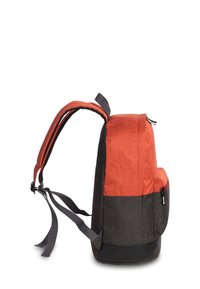 Rugzak met een rode bovenkant en een zwarte onderkant, gemaakt van textuurmateriaal. Heeft verstelbare banden en een ritszak aan de zijkant.
